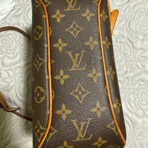 Authentic Louis Vuitton Blois Bag - Picture 11 of 15
